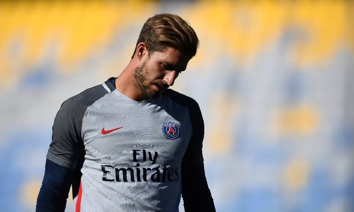 今晨法兰克福调整名单以备法甲;回应争议环节打磨;话题不断;身体对抗强度拉满 今晨法兰克福调整名单以备法甲;回应争议环节打磨;话题不断;身体对抗强度拉满